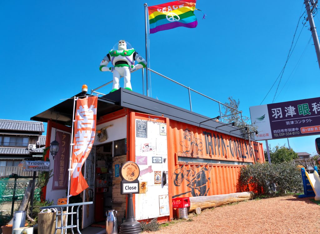 オレンジ色のコンテナのカフェ外観