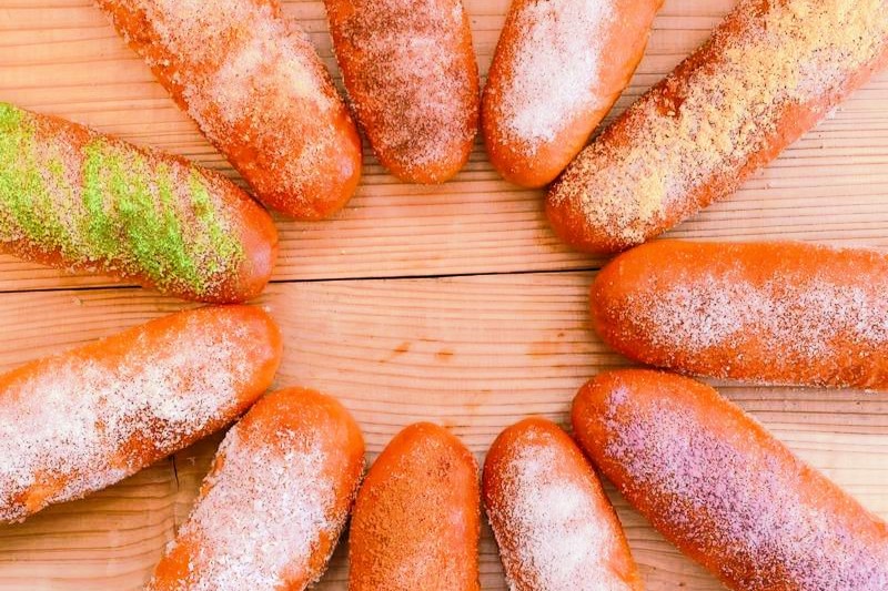 14種類のフレーバーがある揚げパンは、1個250円