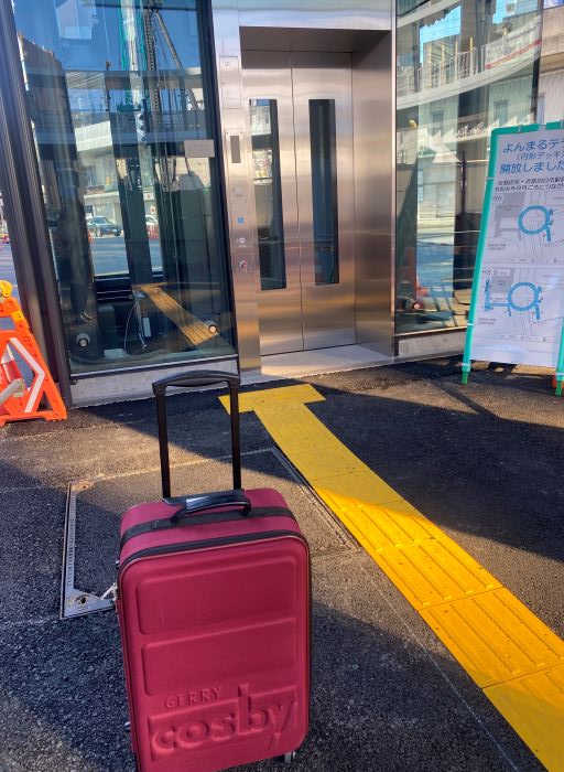 エレベーターの点前にスーツケースが置いてある