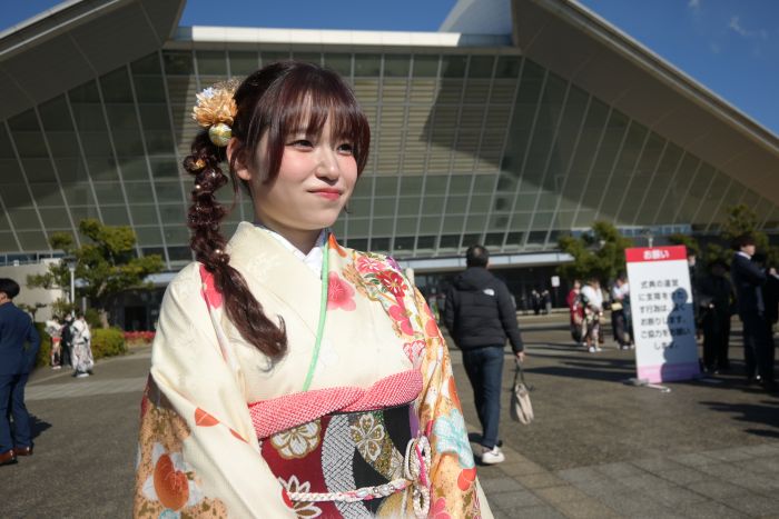 編み下ろしヘアにした振袖の女性