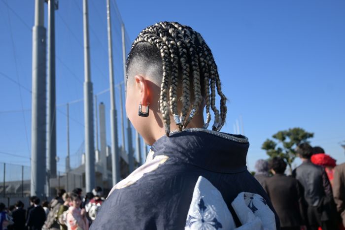 コーンロウスタイルの女性