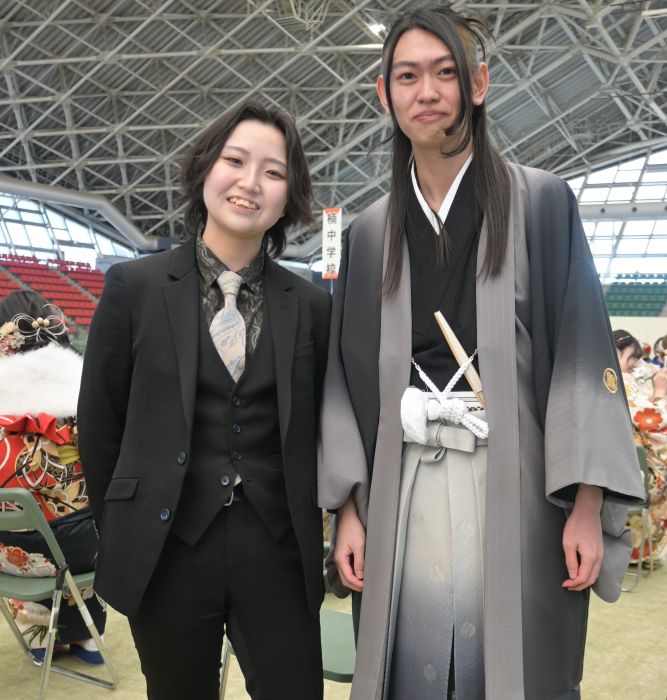 羽織袴の男性とパンツスーツの女性