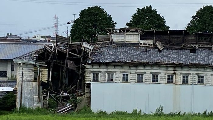 壁と屋根が崩落した製糸工場