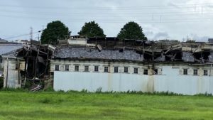 屋根に大きな穴が開き壁もくずれている製糸工場