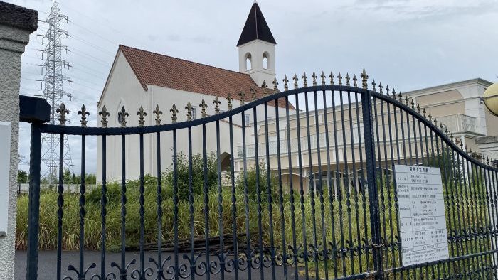 開発予定標識が付けられていた結婚式場の門扉