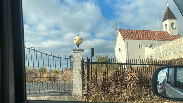 車の窓から見た荒れた結婚式場の跡地