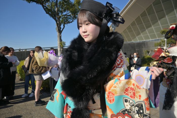 黒いセーラー帽と黒いファーをつけた振袖を着た女性