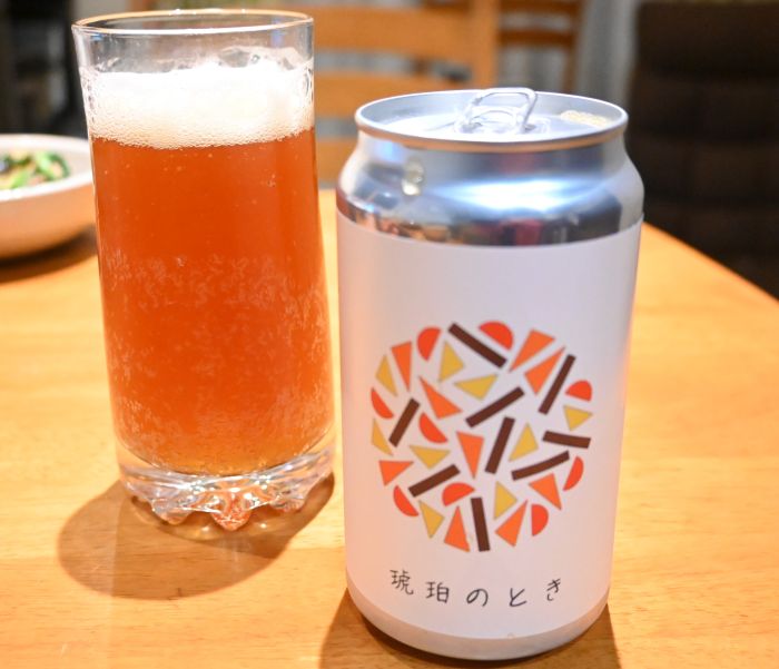 いきかたブルワリー琥珀のときの缶とグラスに入ったビール