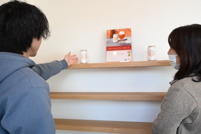 商品の説明をする近藤さん