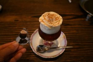 真戸運永のコーヒーゼリーとコーヒーゼリーのキーホルダー