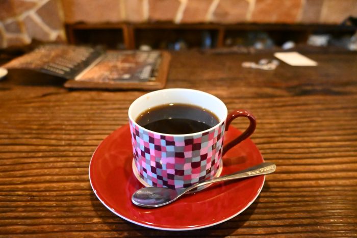 カウンターに置かれた真戸運永ブレンドコーヒー